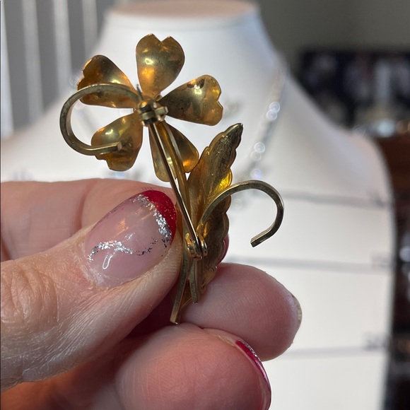 Elegant Gold Flower Brooch - Picture 4 of 6